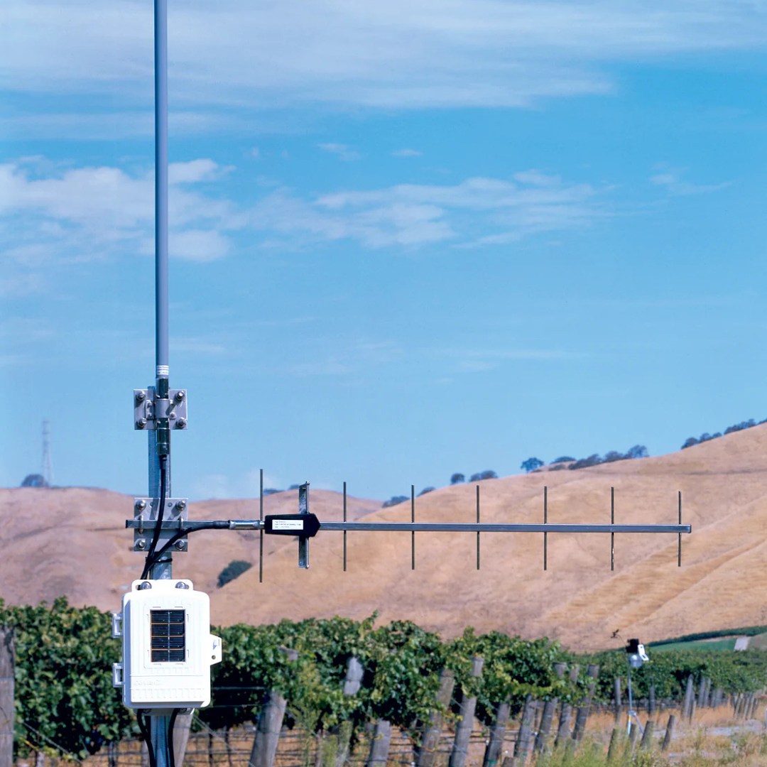 Davis Wireless Long-Range Repeater with Solar Power
