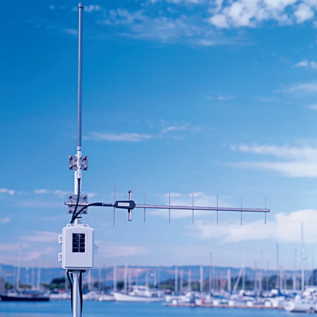 Davis Wireless Long-Range Repeater with Solar Power (7654)